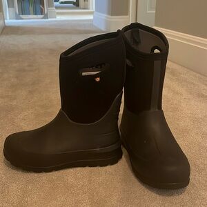 Black youth Bogs size 7 boots